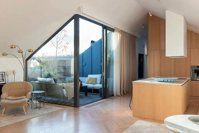 顶层宜居阁楼住宅,以中性柔和的沙色为主,不寻常的露台大加分