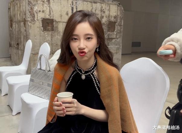 冯提莫|冯提莫曝光工作Vlog，多种气质无缝切换，生图暴露真实颜值状态