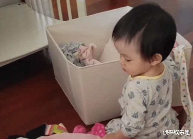 张梓琳|张梓琳晒俩女儿近照，6岁姐姐优雅弹钢琴，妹妹变小粉丝乖巧捧场