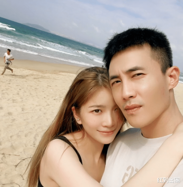 杜淳|杜淳一家三口去海边度假，王灿穿吊带环抱老公脖子，产后身材更吸睛