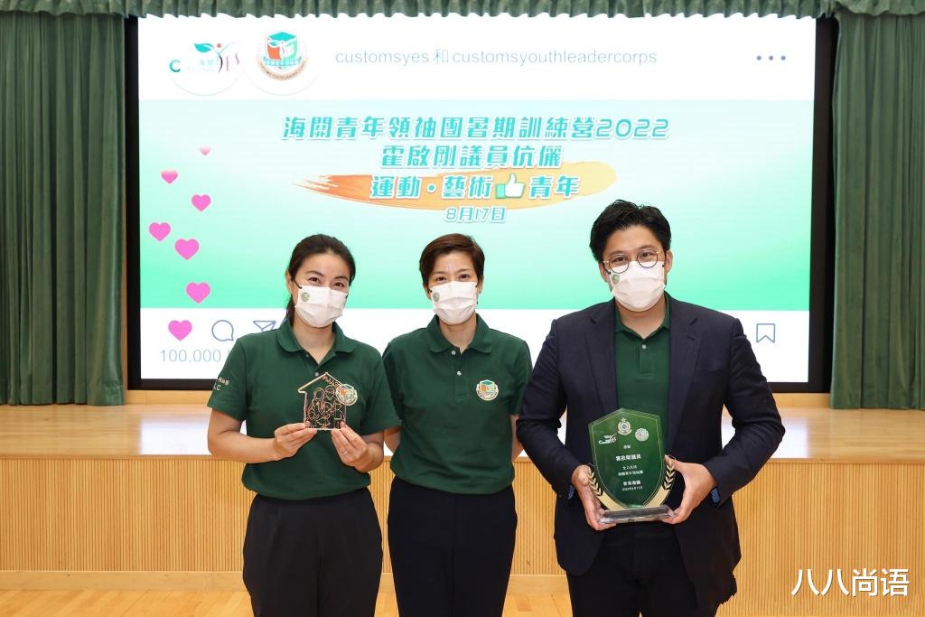 郭晶晶|郭晶晶参加活动，穿绿色短袖扎着马尾侧颜抢镜，霍启刚一路同行