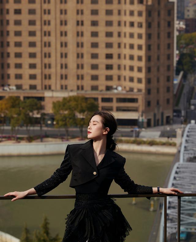 穿衣搭配|刘诗诗的两套黑色造型,同样是优雅的“裙装”穿搭,但长裙更唯美