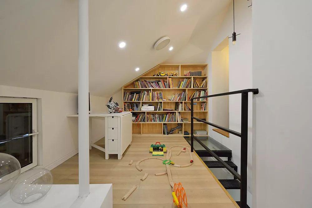 48㎡复式老房挤了一家五口,经改造一房变三房,顶层阁楼太给力了