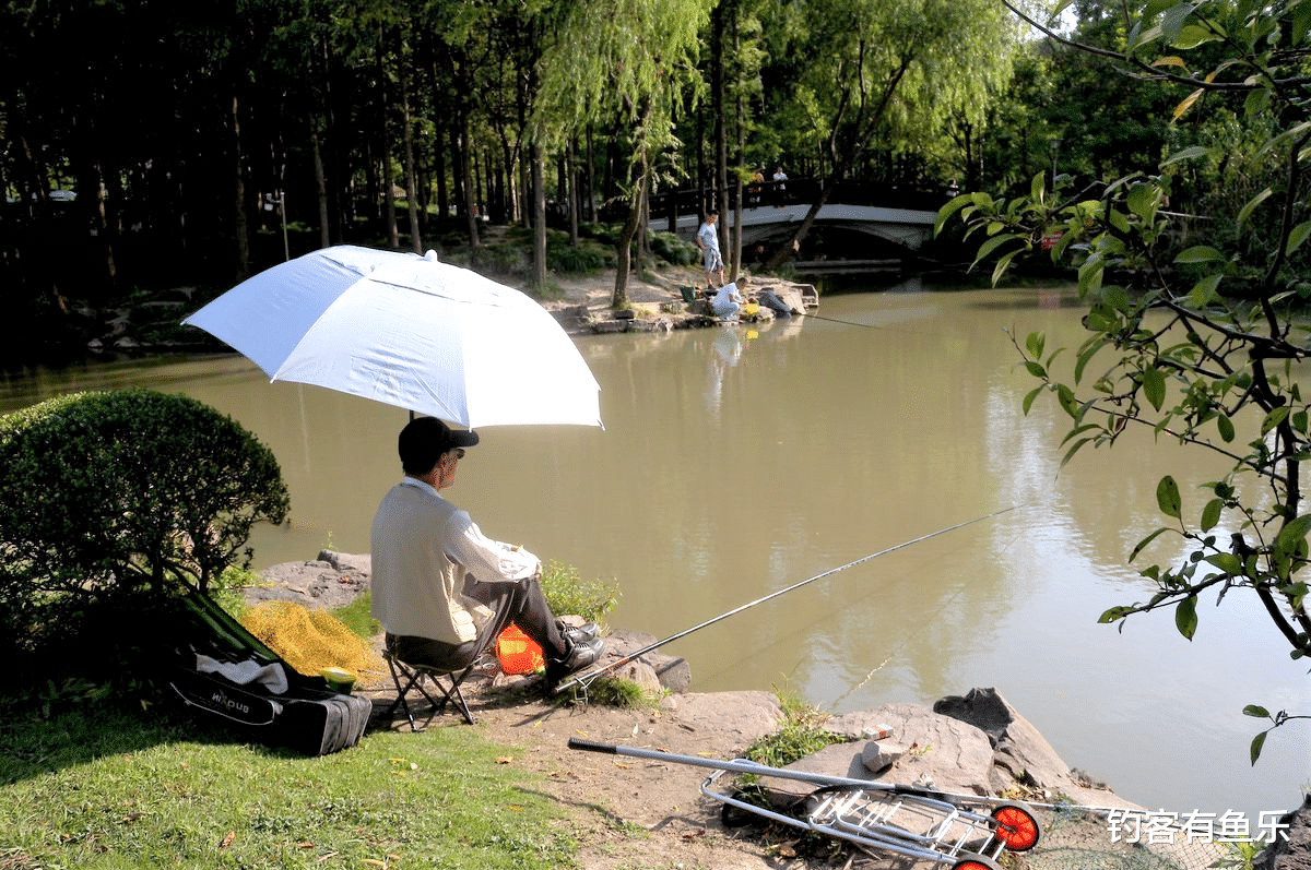 |早春钓鱼垂钓的水深很重要，根据天气钓深或钓浅，连竿上鱼不断