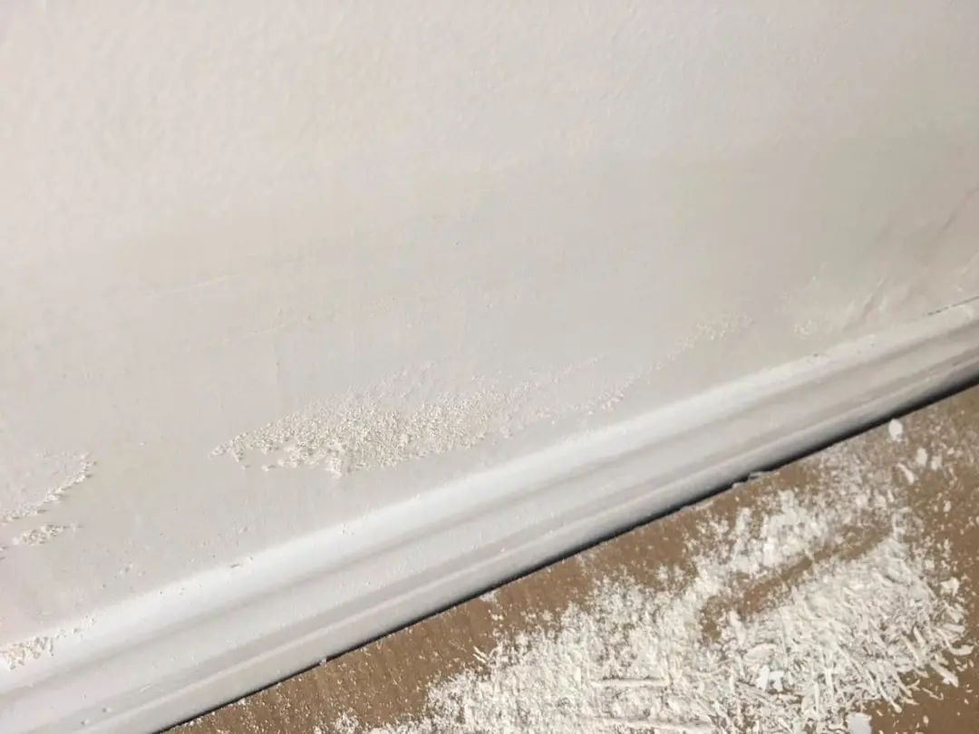 为什么新家刚住不久墙面就反碱?听完老师傅一分析,全明白了