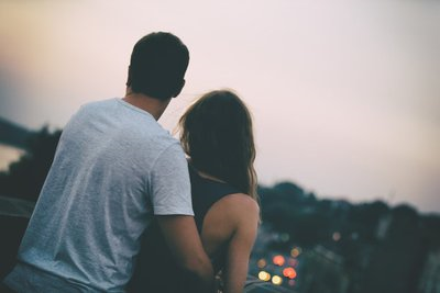 南京公交站突发枪案,年轻女子公然行凶,背后有何隐情?