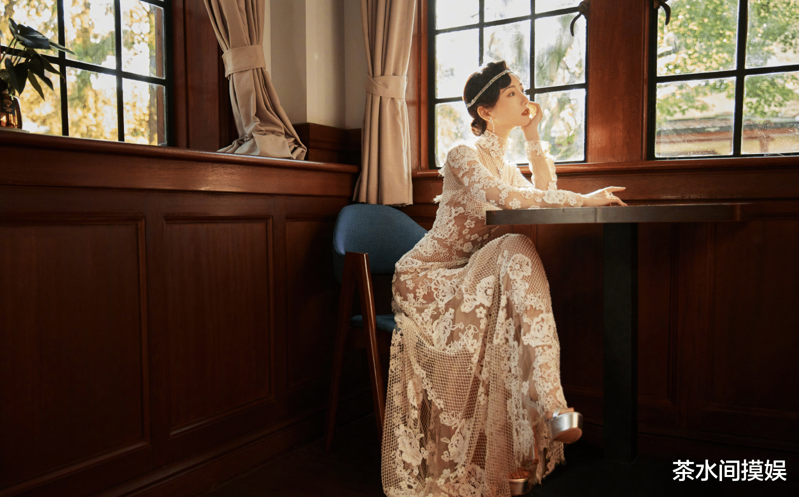 周冬雨|寡淡脸一遇港风就惊艳？周冬雨霸总，毛晓彤惊艳，鞠婧祎改头换面