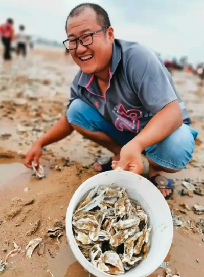 青岛市|台风过后青岛海滩上被吹来大量海鲜,大家纷纷下海,全岛过海鲜瘾
