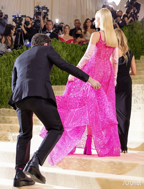 维多利亚·贝克汉姆|准婆婆贝嫂近照，穿吊带裙为大儿子准备婚礼，好身材不输名媛儿媳