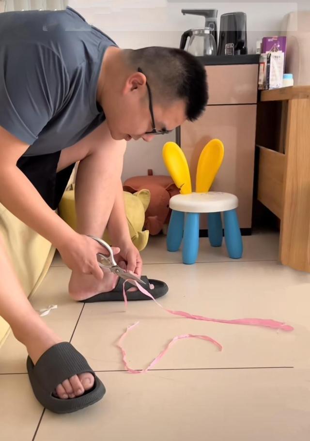 |田静终于更新视频,许家妮妮祭拜父亲,许妈坚定查找真相!