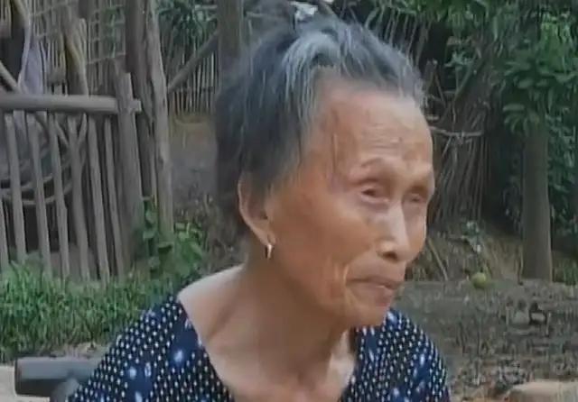 83岁失明老人睡猪圈，冬天被撵出门，儿女：楼房要装修，猪圈挺好