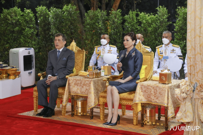 |苏提达新照美颜过度，脸蛋白皙透亮没褶皱，未修图才符合44岁年龄