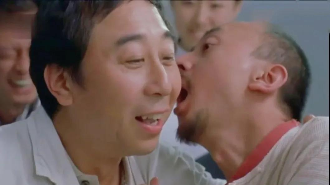 王劲松|王劲松：因猴皮筋成名，人前演戏，背后教书的他如今咋样了？