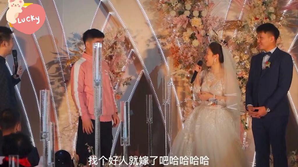婚礼上男同学讲话祝福新郎新娘,新娘一举动让网友直呼:情商真高