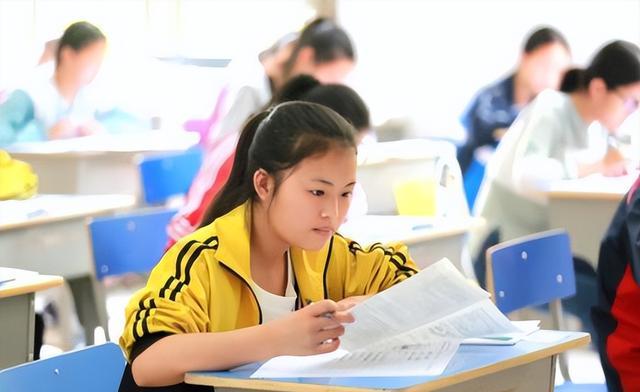 大学 “学美容还是学美发”，中考落榜生到技校报名时的表现，叫人心疼