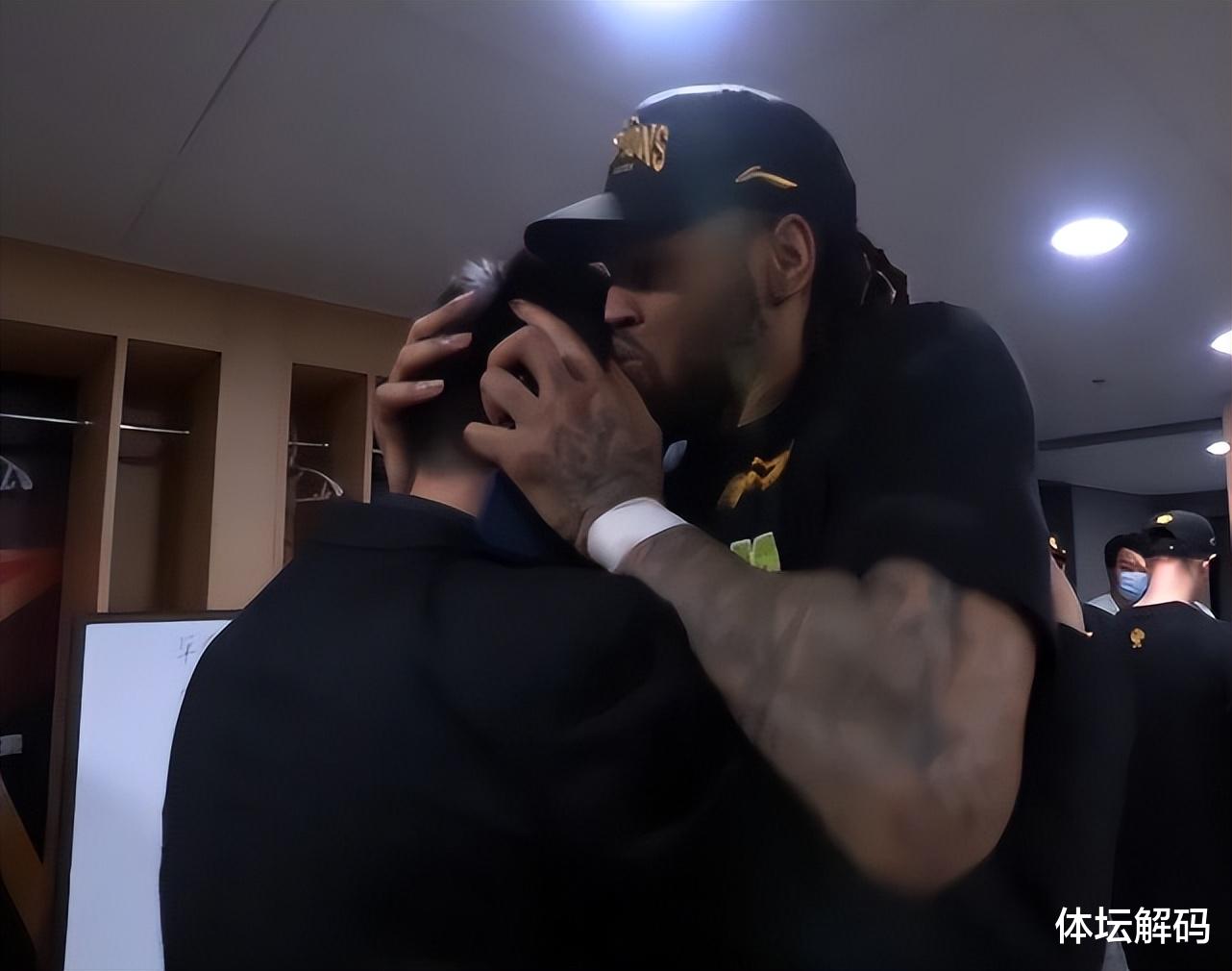杨鸣|辽宁夺冠更衣室嗨了，杨鸣被NBA冠军激吻，被赵继伟郭艾伦喷香槟