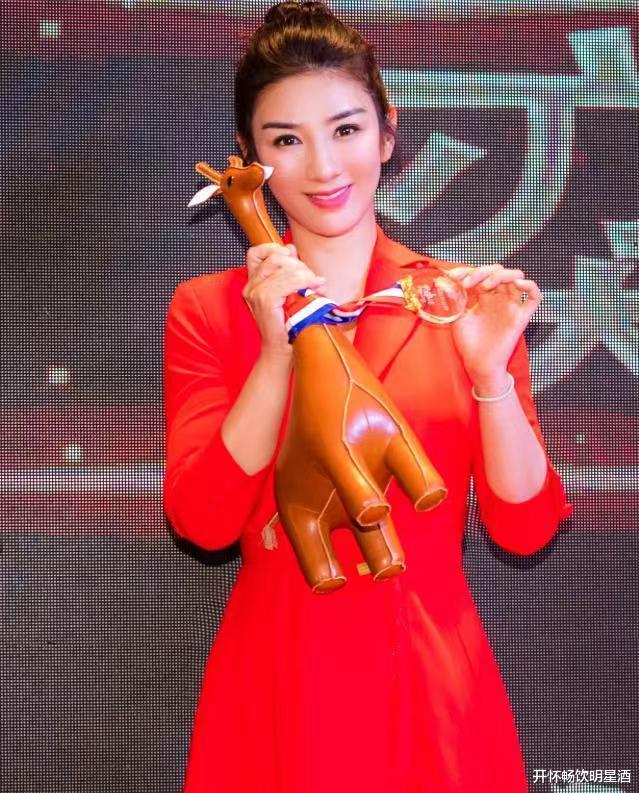 黄奕|“小河马”的红色连衣裙,黄奕重现颜值巅峰,网友:美艳动人!