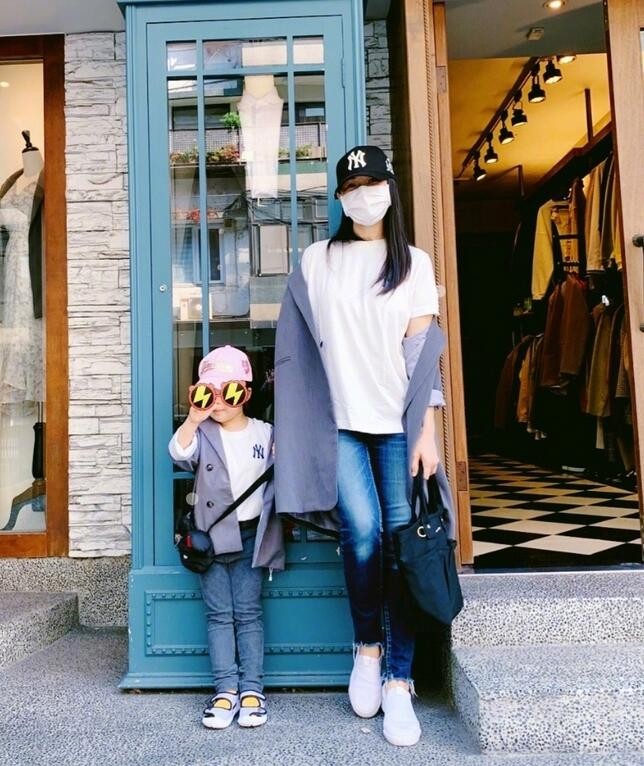 伊能静|伊能静携女拍片,母女穿亲子装似姐妹,5岁米粒时尚感不输明星妈