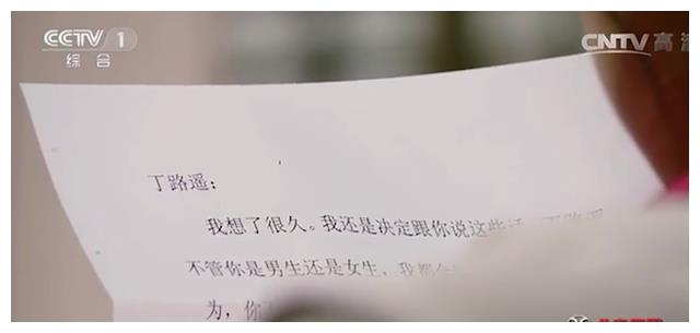董卿给狗下跪引争议，3分钟救场成传奇，却险些因一句话断送前程