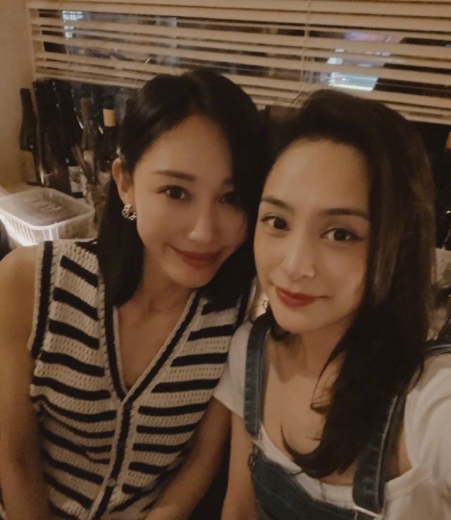 徐峥|徐峥携众女星聚会，与阿娇靠肩合影关系亲密，结束后一同看话剧