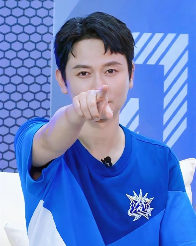 孟鹤堂|德云社孟鹤堂外出工作，现身上海机场，孟哥身体已经康复了