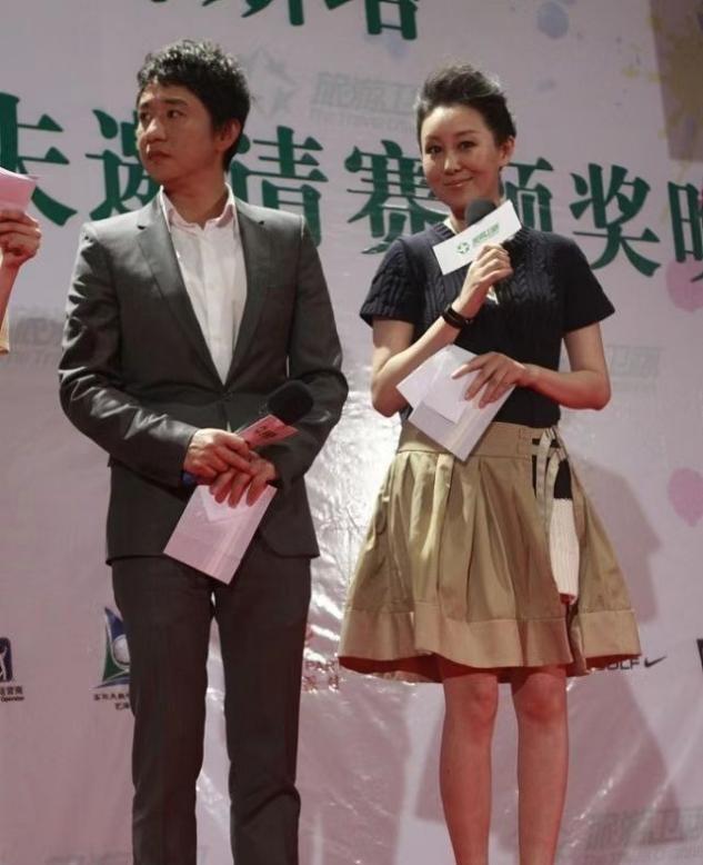 孙楠|孙楠二婚妻子真优美，穿短裙铅笔腿似超模，一脸富态挺高级