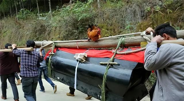 为何古人出殡时要让长子“摔瓦盆”,并流传至今,其中有啥道理?