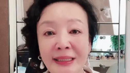 张兰|张兰是真聪明：黑衣，黑裤，胸前戴白花