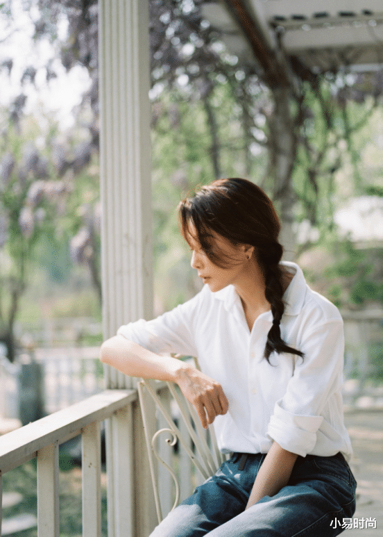 穿衣搭配|职场女性的干练学殷桃的准没错!简约的白色衬衫,也能穿出简约风