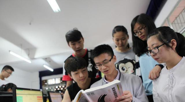 |男生学芯片设计，跳槽杭州公司年薪50万，哪些大学有芯片专业？