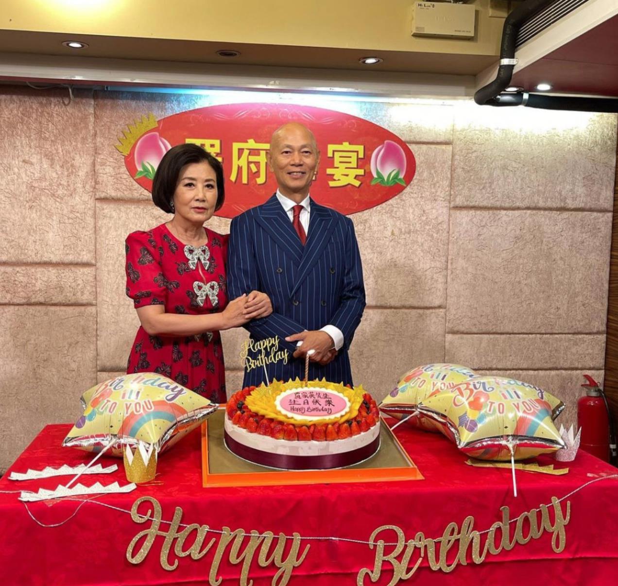 汪明荃|汪明荃获颁金紫荆星章，TVB主席亲自接见送祝贺信，曾志伟送鲜花