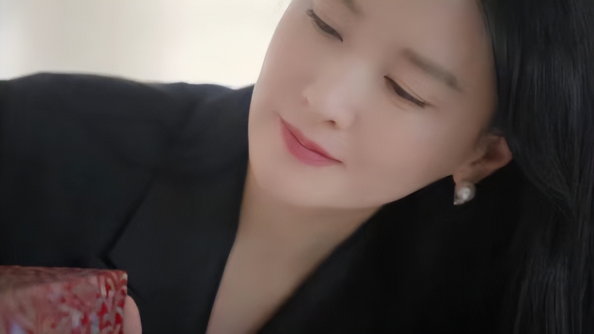 李英爱|“氧气女神”李英爱近照曝光,透亮肌肤零皱纹,52岁依旧冻龄