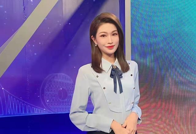 主持人|主持人彭莉婷举行婚礼，手戴金镯子，与老公甜蜜依偎