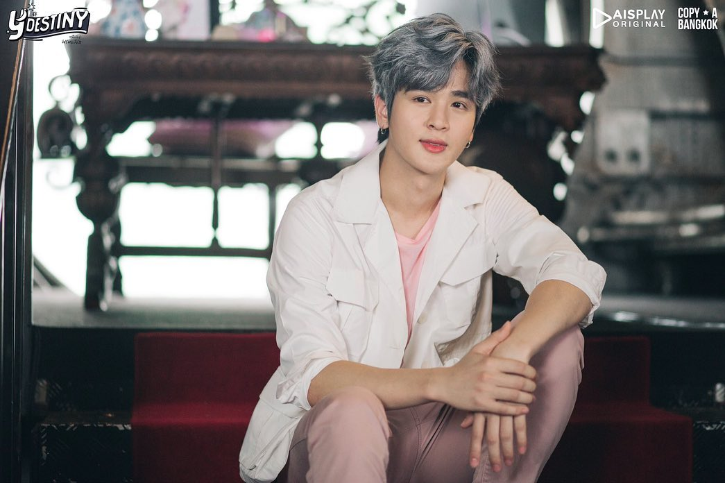 |小鲜肉偶像直播惨遭富婆骚扰,被扒衣服舔腋下,粉丝气炸!