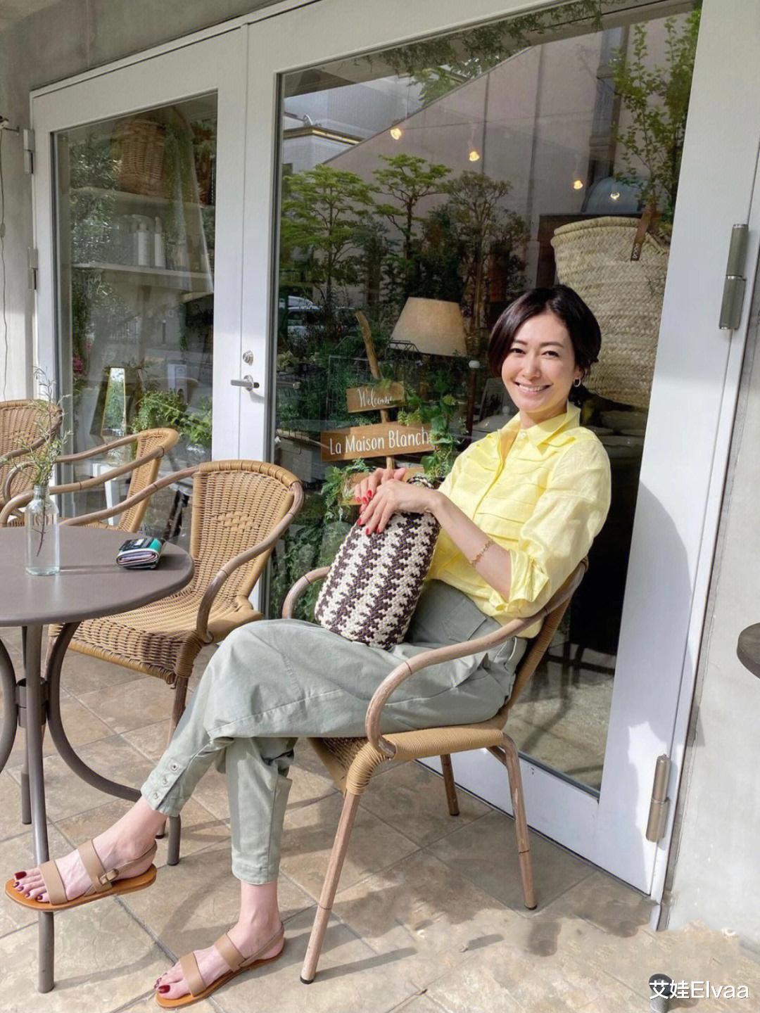 穿衣搭配 被44岁日本女人惊艳到，衣着简单却很优雅，比同龄人有品味