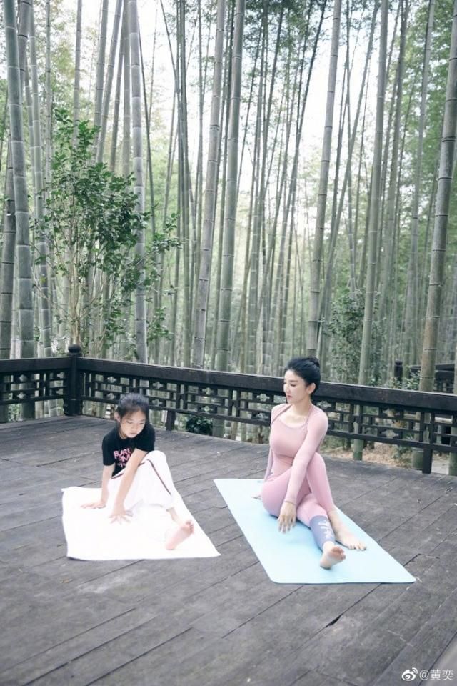 黄奕|黄奕母女竹林练瑜伽，44岁小腹平坦身材丰满，8岁女儿长开如换脸