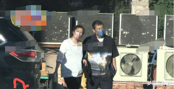 张子枫|影帝廖凡罕现身,开300万豪车载妻子外出,随手扔垃圾被批素质低