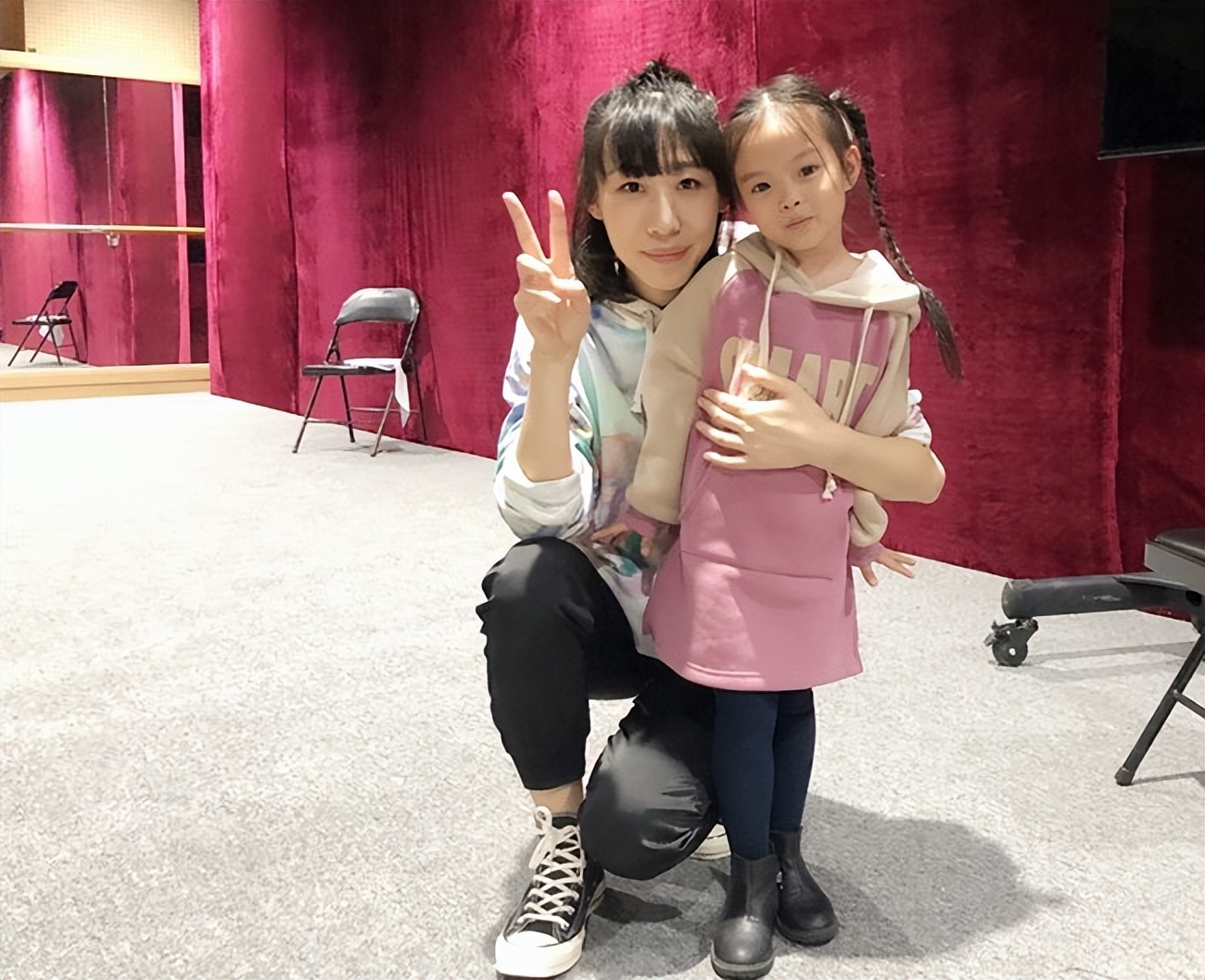 任素汐|《亲爱的小孩》惹争议！为拍戏剃光小演员长发，禾禾戏外哭得更惨