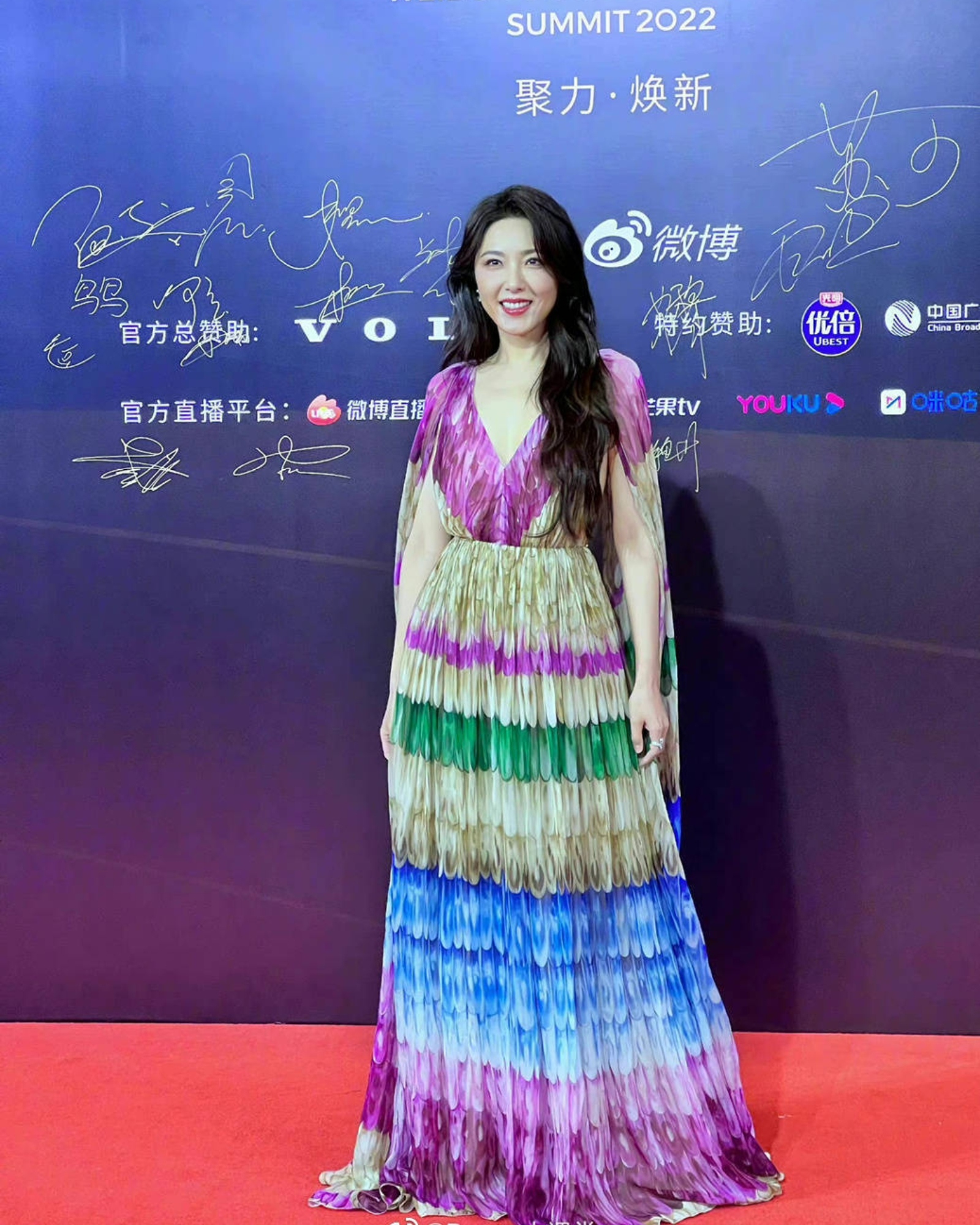 赵露思|赵露思红毯造型被吐槽，粉丝称像披个床单，工作室评论区已经沦陷