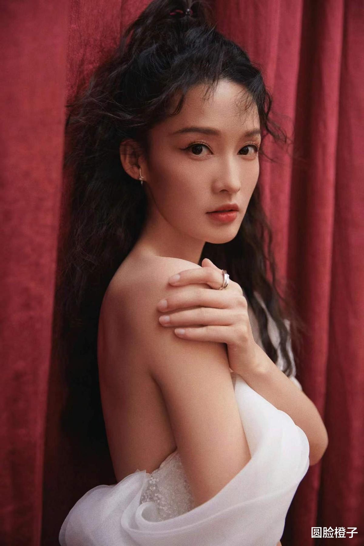 李沁|又被李沁惊艳了，一身白色鱼尾长裙亮相，身材纤瘦真漂亮