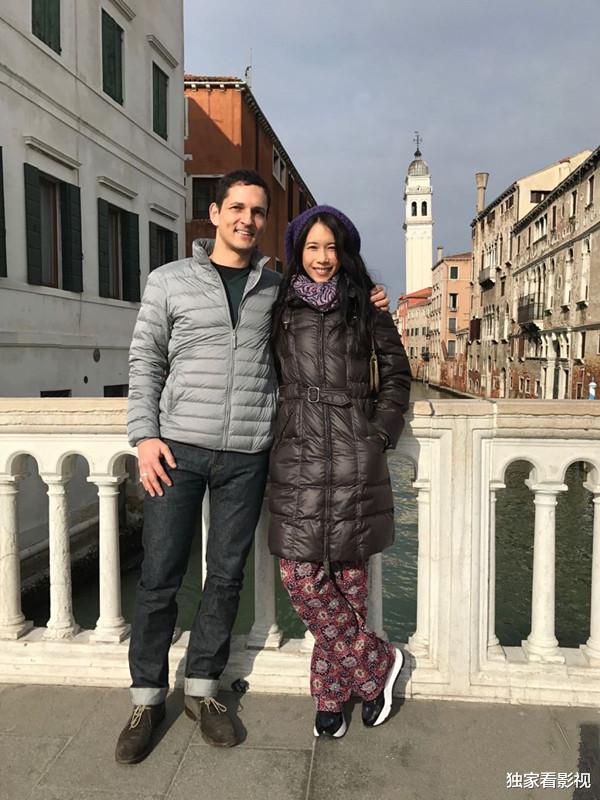 莫文蔚|莫文蔚和初恋老公过52岁，结婚11年未生育，仨继女中最大的近30岁