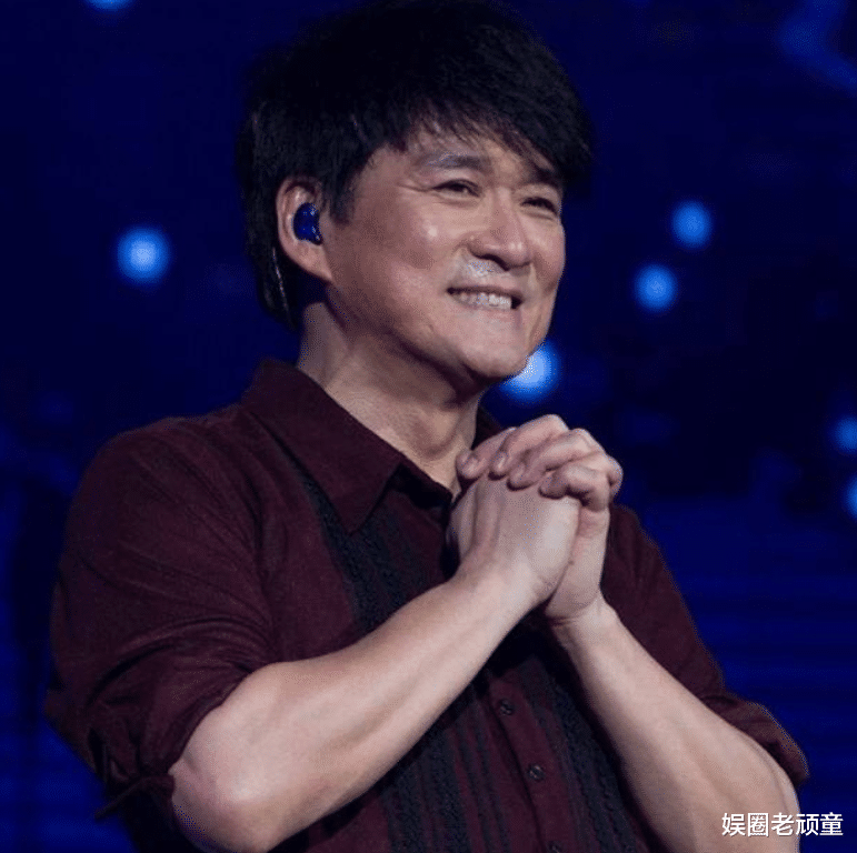 周华健|周华健与儿子同框，因长得太成熟，一时竟分不清谁是儿子谁是爹