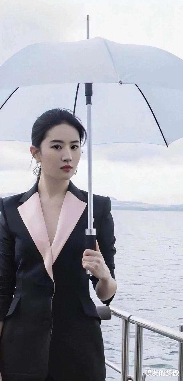 刘亦菲|刘亦菲是“变性人”？圈内人士爆猛料：她曾做过2次变性手术