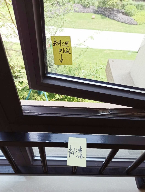 等到满地水才发现，窗台少这个孔封再密也没用，师傅忘记立马返工