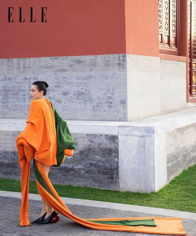 宋佳|宋佳首登ELLE十一月刊封面,展现大女主风采,撞衫卡戴珊各有风情