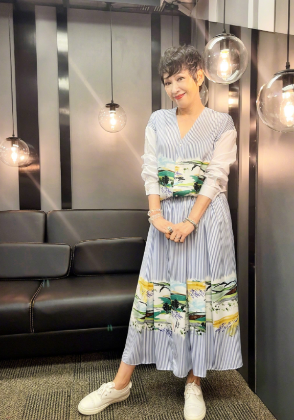 医生 周润发前妻认真打扮起来真美，穿条纹裙配短发，62岁依然优雅大气