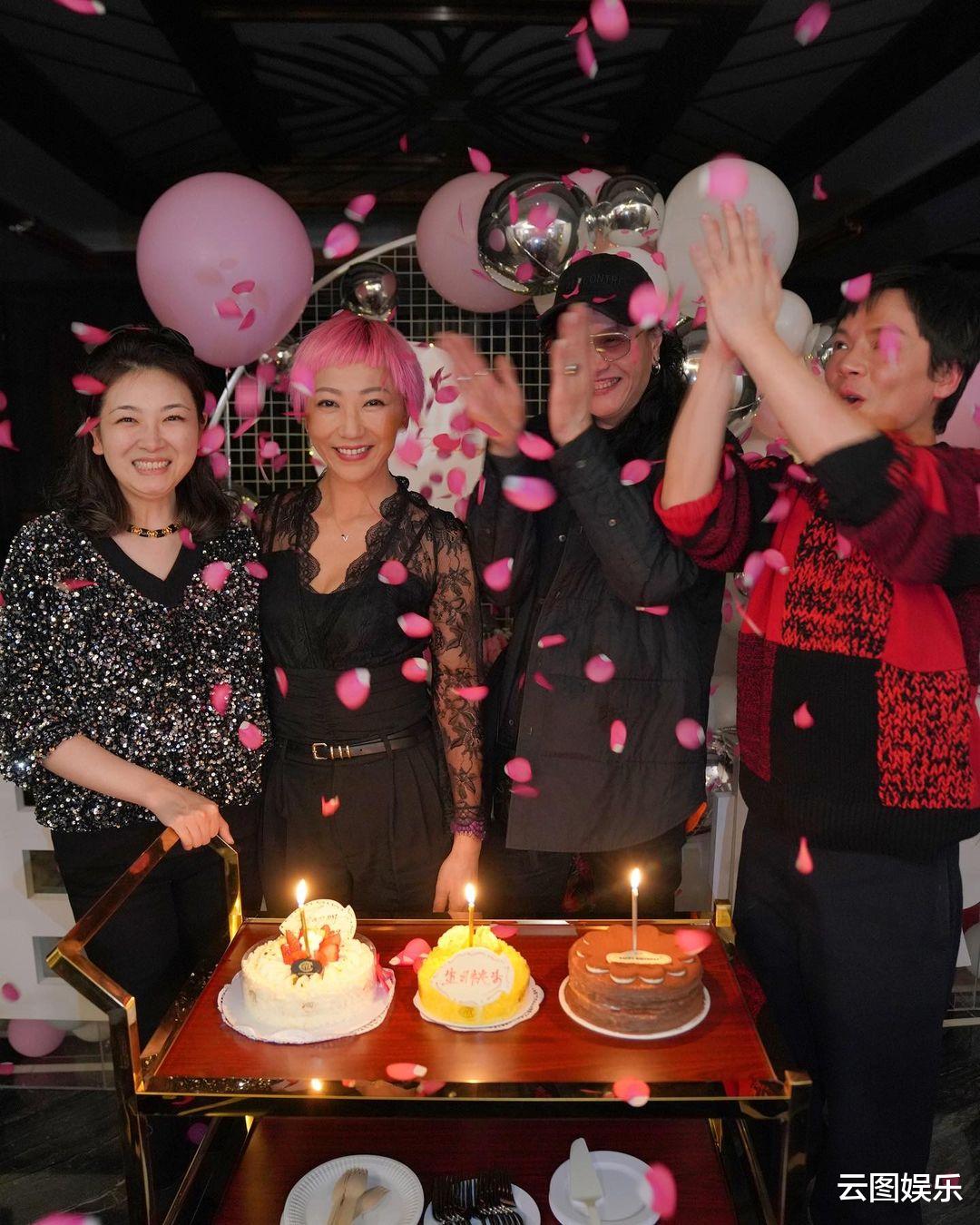 刘嘉玲|刘嘉玲为弟媳庆生，弟媳染粉发太时髦，当老公面坐异性大腿不避嫌