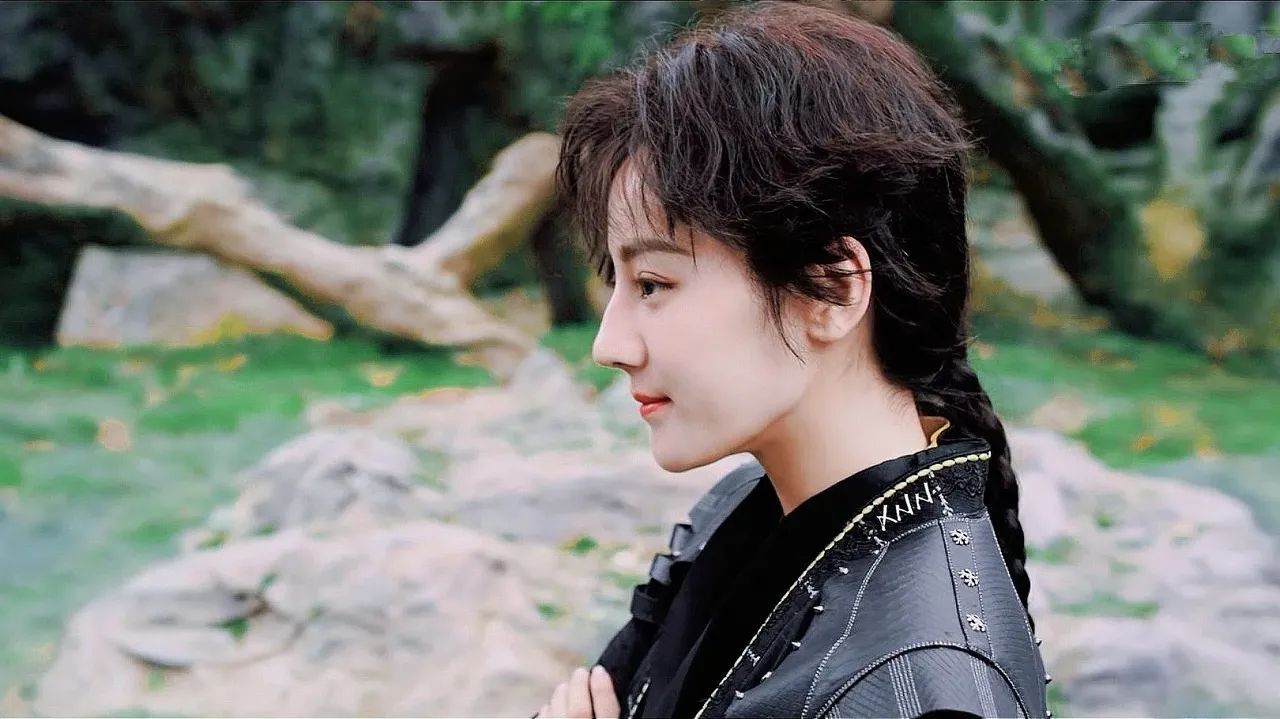 迪丽热巴 有种整容叫迪丽热巴新发型似洋娃娃! 穿印花衬衫搭银发效果前卫又时髦