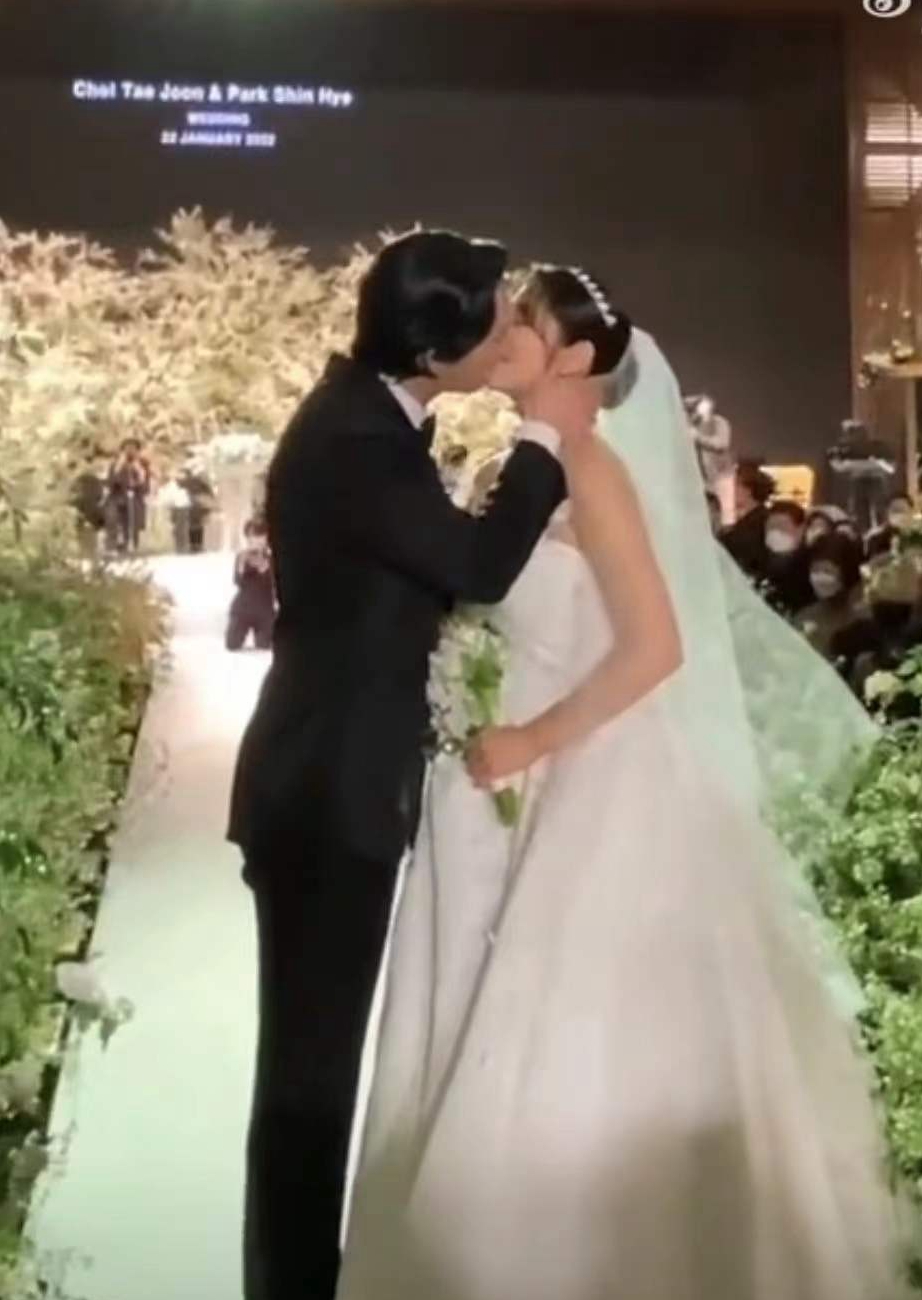新蝙蝠侠|朴信惠婚礼内场全曝光，新娘感动落泪说不出话，夫妻拥吻掀起高潮