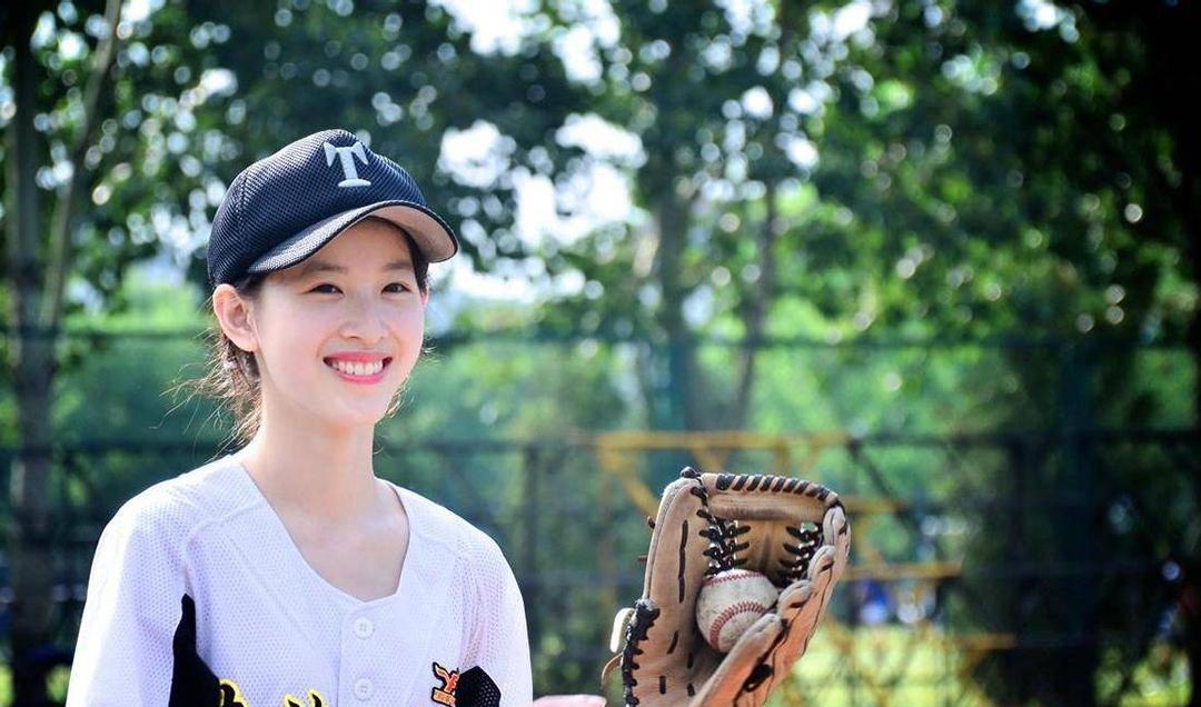 章泽天|章泽天刘强东开心逛街，面对明州事件无压力，夫妻秀恩爱画面曝光